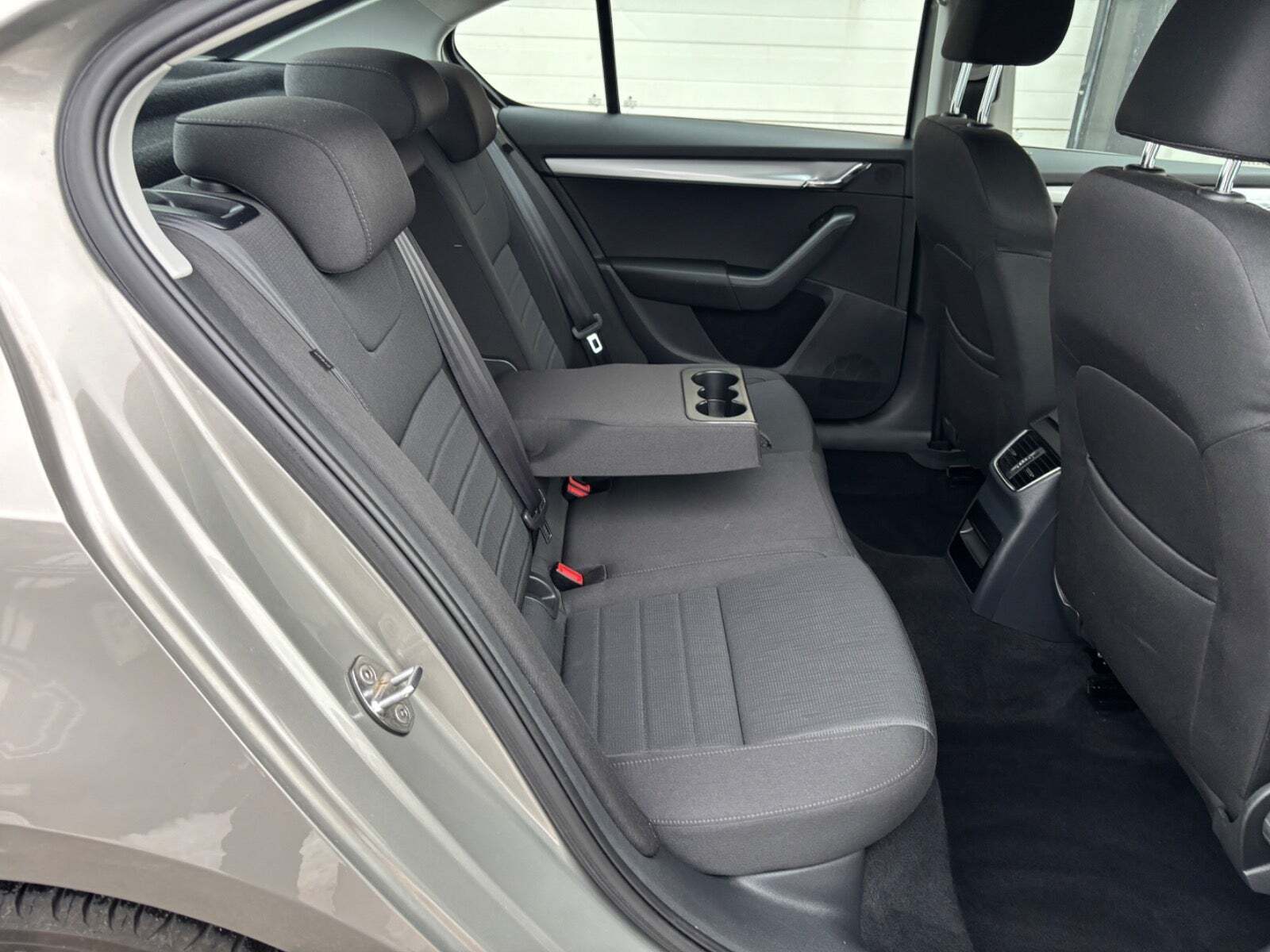 Beige Skoda Octavia fra 2016