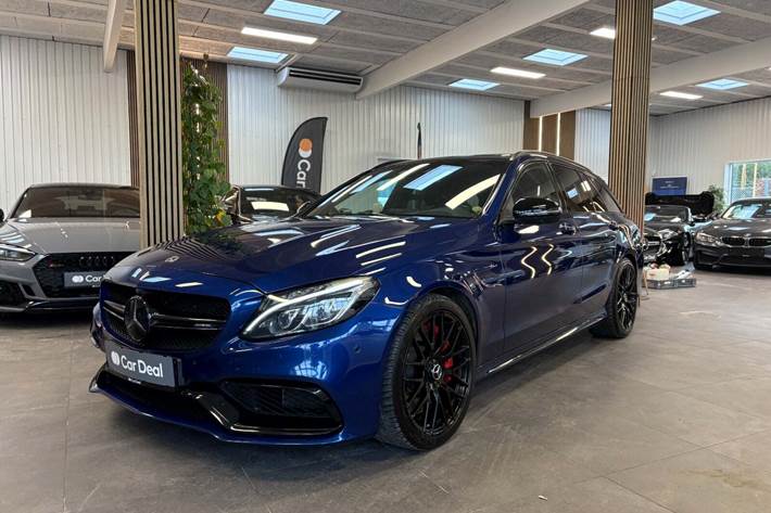 Blå Mercedes C63 fra 2017 set udefra