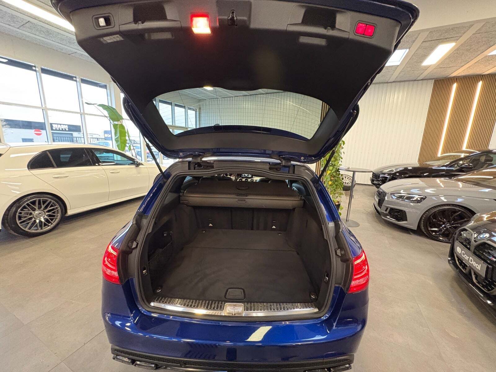 Blå Mercedes C63 fra 2017