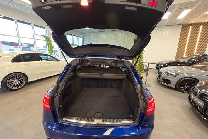 Blå Mercedes C63 fra 2017