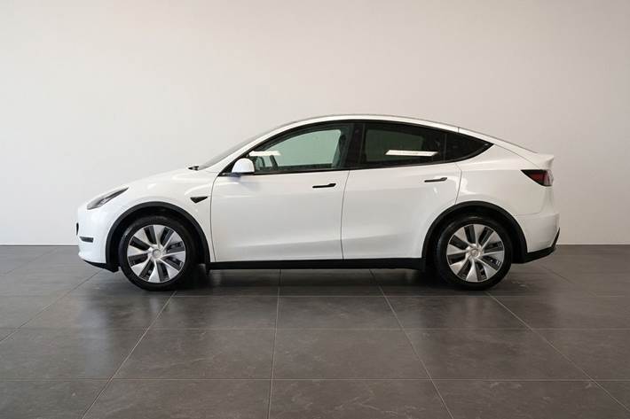 Hvid Tesla Model Y fra 2022