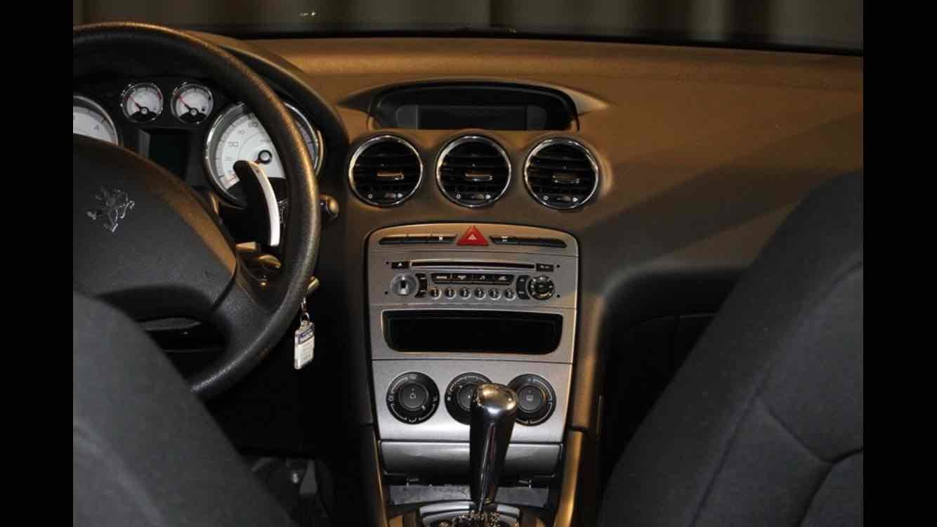 Grå Peugeot 308 fra 2009