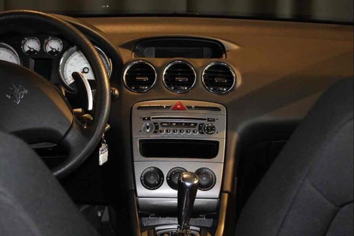 Grå Peugeot 308 fra 2009