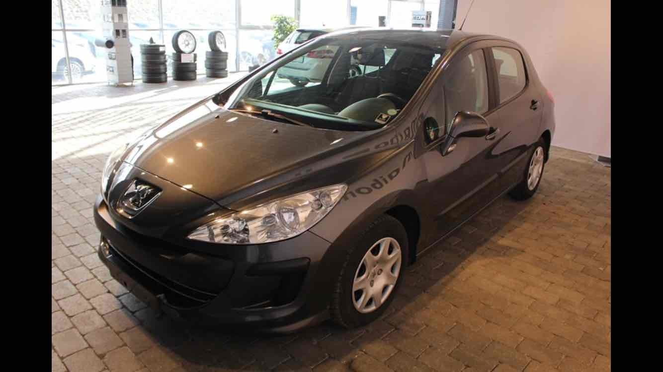 Grå Peugeot 308 fra 2009