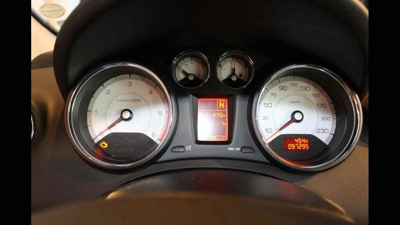 Grå Peugeot 308 fra 2009