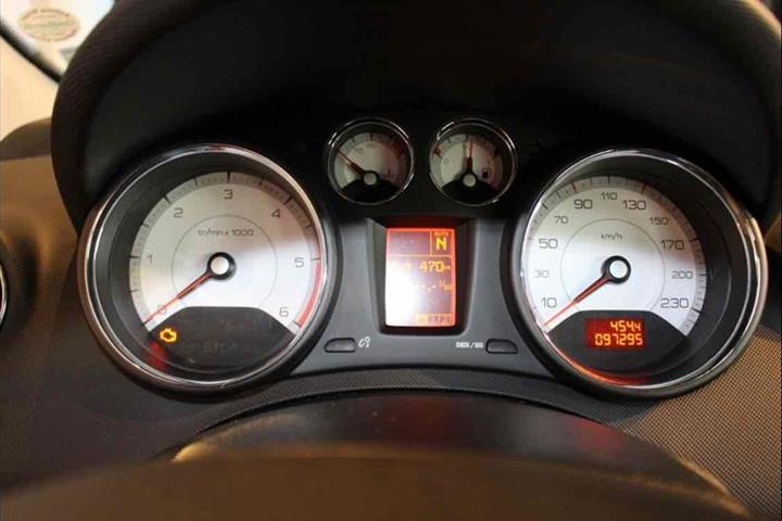 Grå Peugeot 308 fra 2009