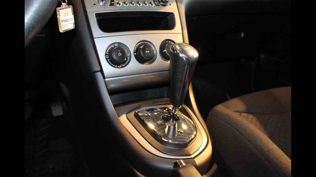 Grå Peugeot 308 fra 2009