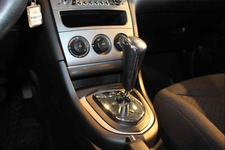 Grå Peugeot 308 fra 2009