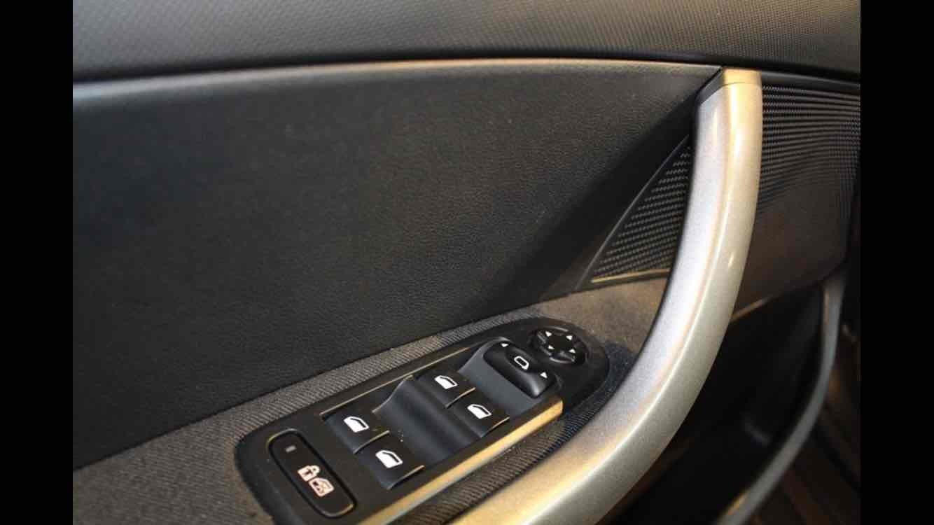 Grå Peugeot 308 fra 2009