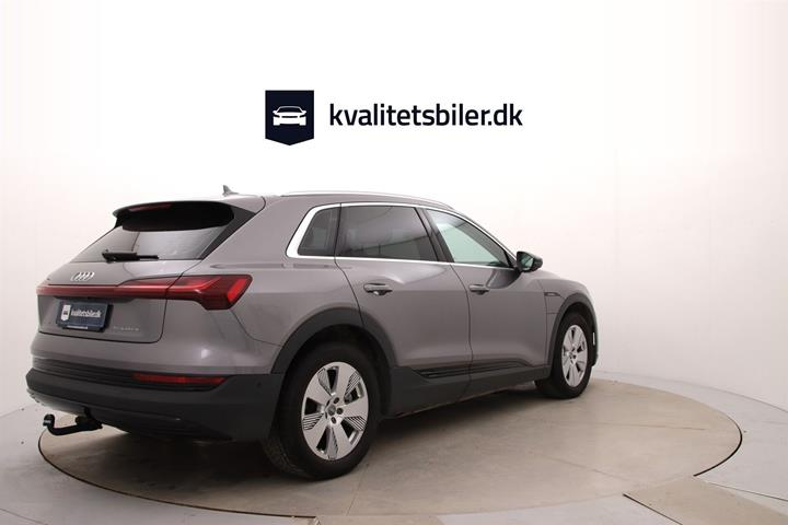 Grå Audi e-tron fra 2020