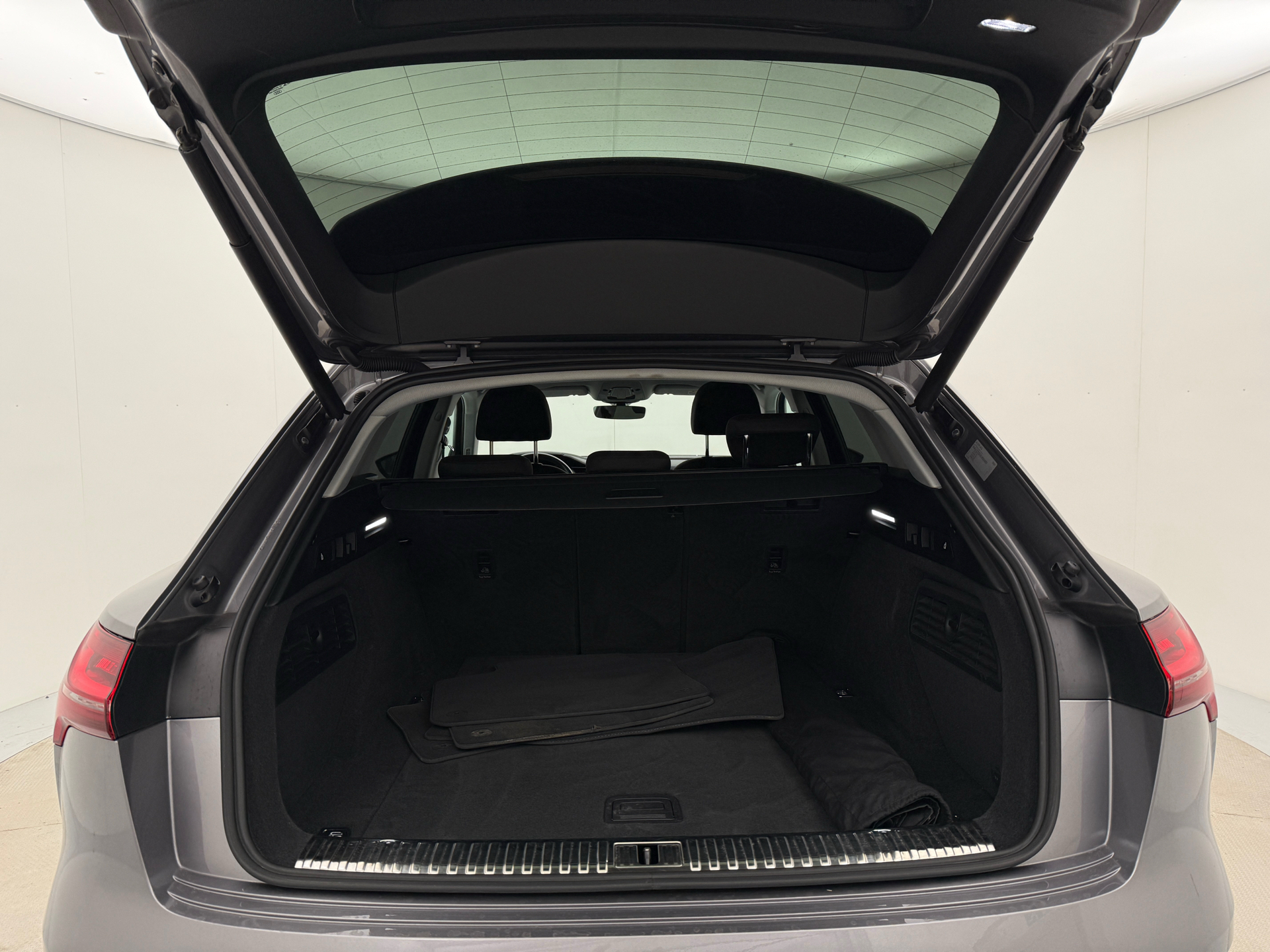 Grå Audi e-tron fra 2020