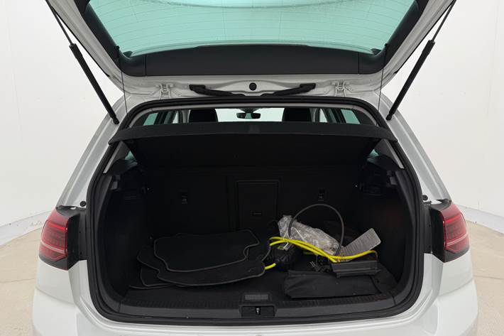 Hvid VW Golf fra 2020