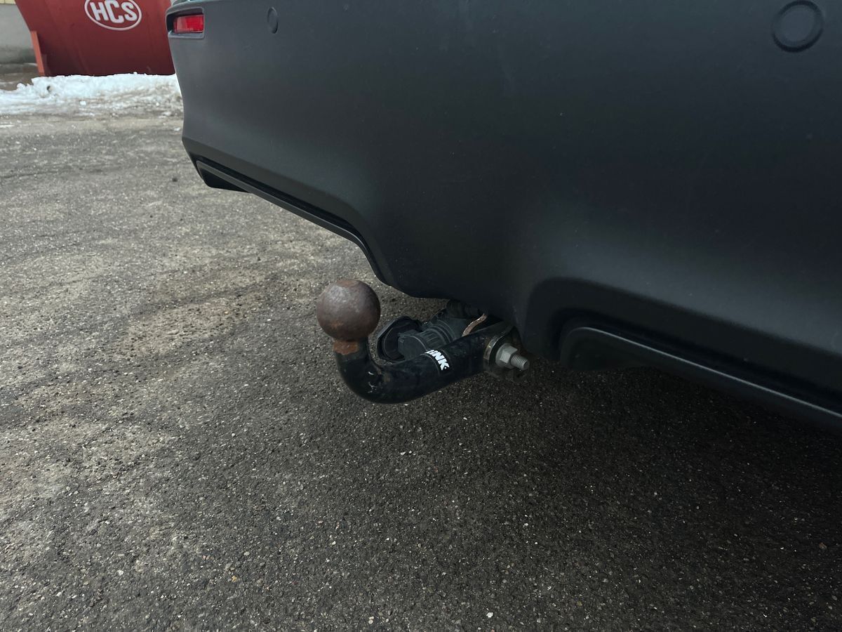 Sølv Toyota BZ4X fra 2024