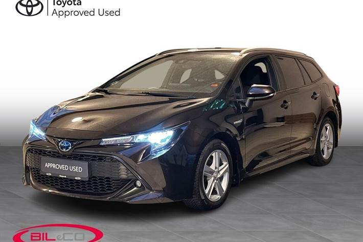 Brun Toyota Corolla fra 2020 set udefra