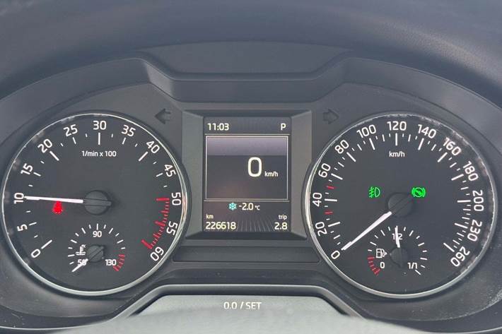 Grå Skoda Octavia fra 2016