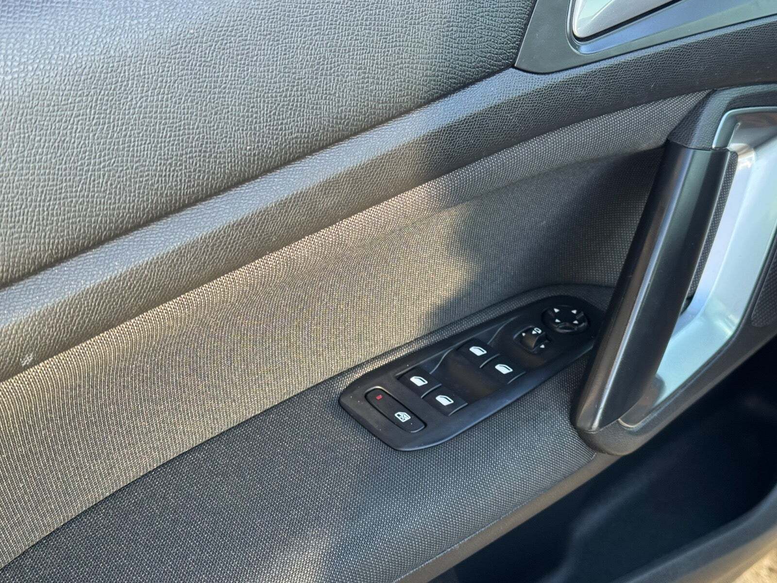 Grå Peugeot 308 fra 2018