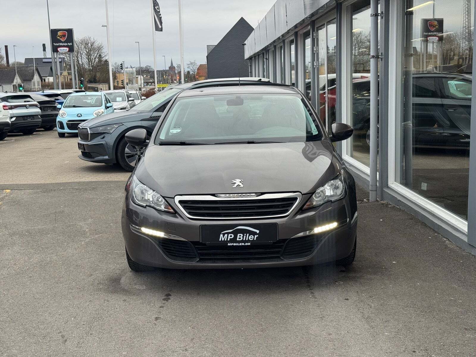 Grå Peugeot 308 fra 2015