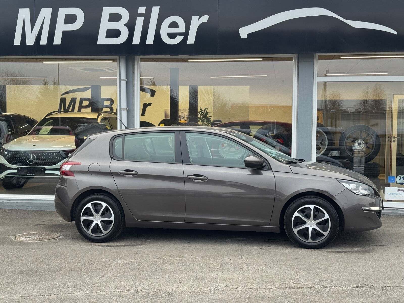 Grå Peugeot 308 fra 2015