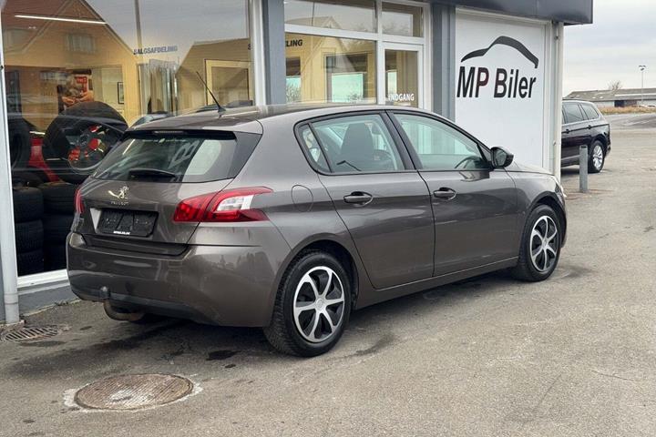 Grå Peugeot 308 fra 2015