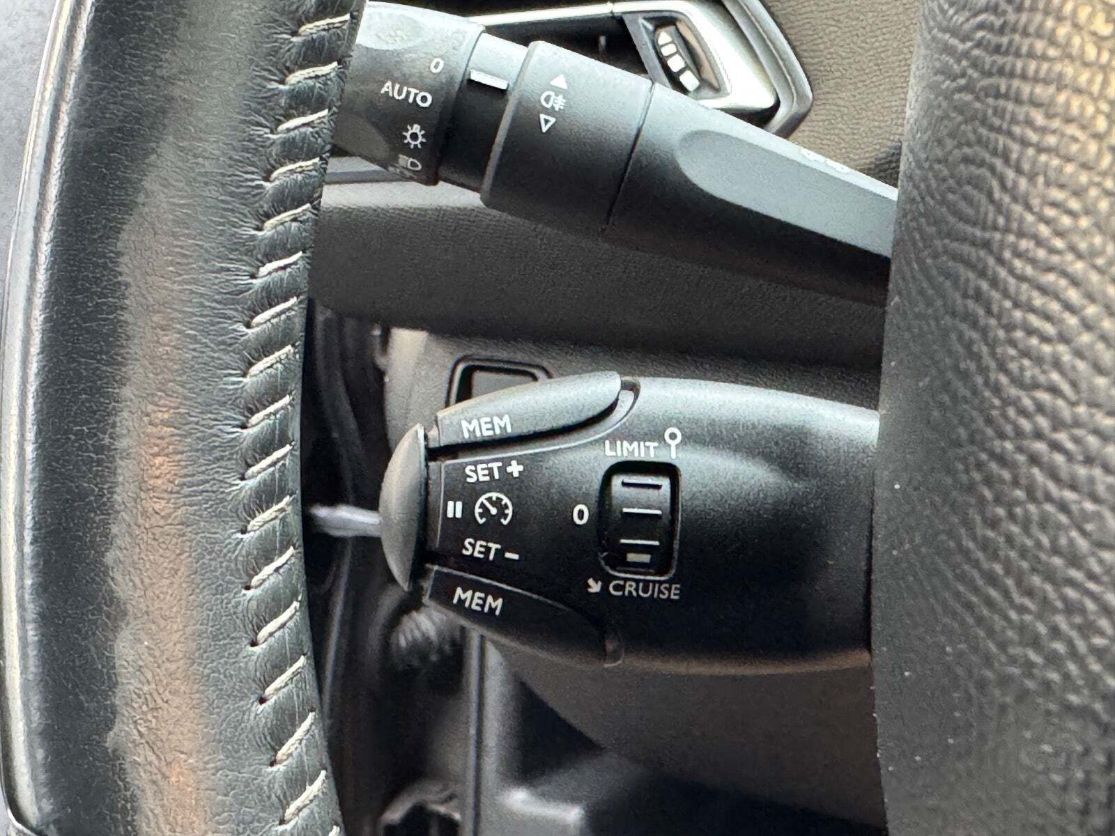 Grå Peugeot 308 fra 2015