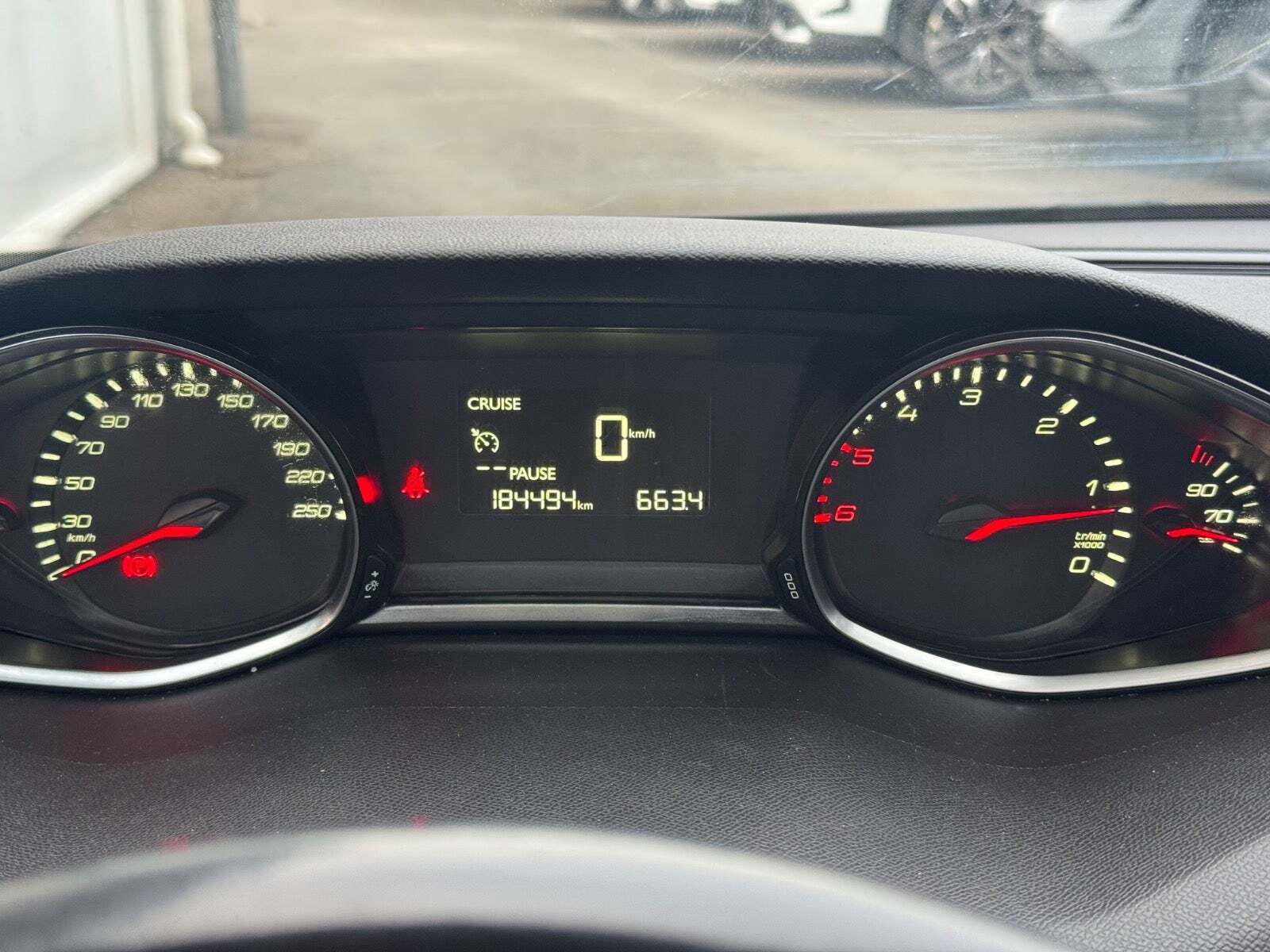 Grå Peugeot 308 fra 2015
