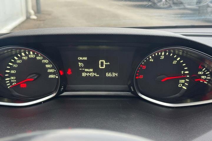 Grå Peugeot 308 fra 2015