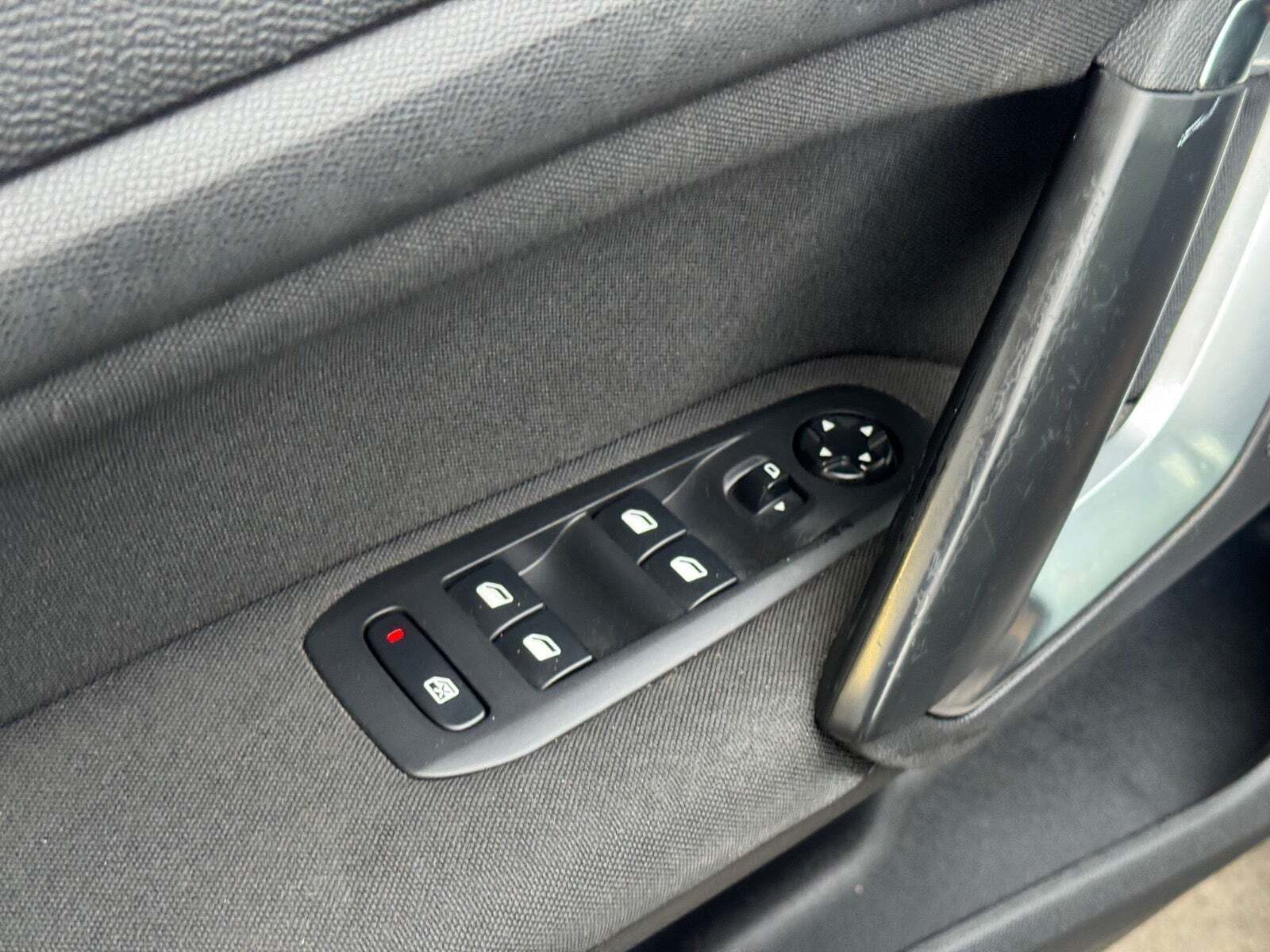 Grå Peugeot 308 fra 2015