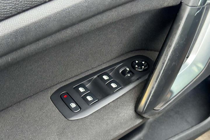 Grå Peugeot 308 fra 2015