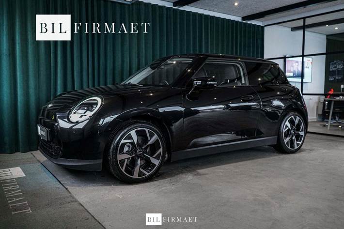 Sort Mini Cooper SE fra 2024 set udefra
