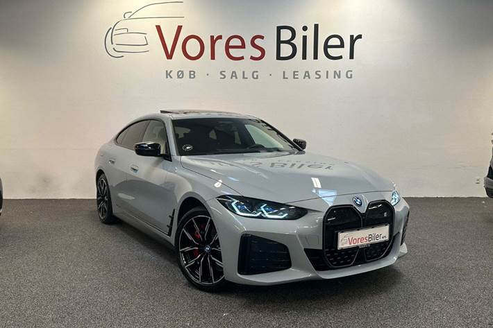 Grå BMW i4 fra 2024 set udefra