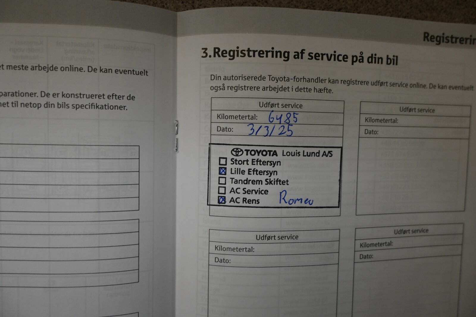 Sølv Toyota Yaris fra 2024