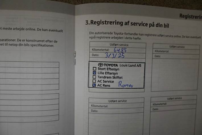 Sølv Toyota Yaris fra 2024