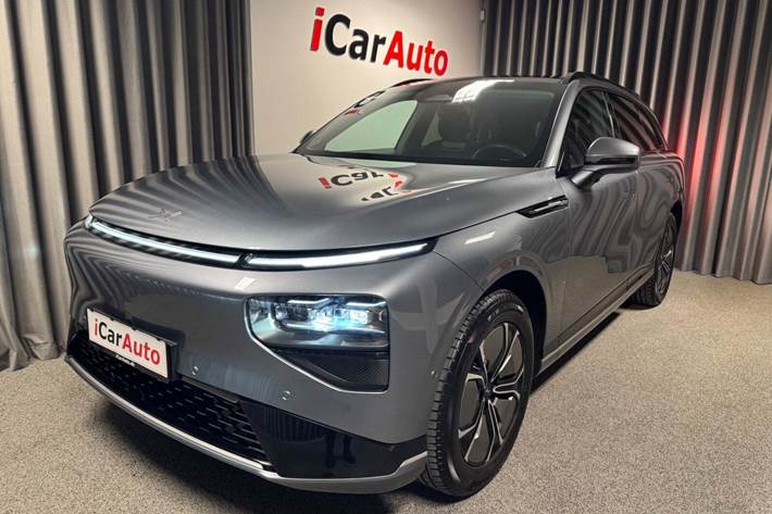 Grå Xpeng G9 fra 2023 set udefra