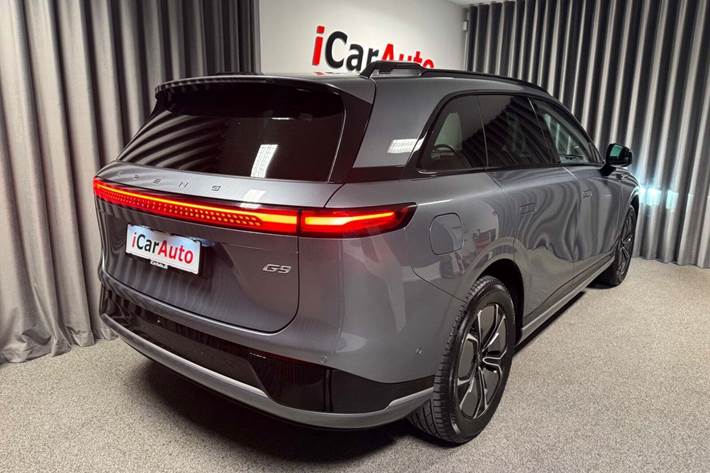 Grå Xpeng G9 fra 2023