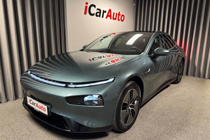 Grøn Xpeng P7 fra 2023 set udefra