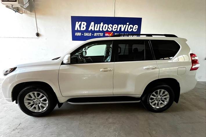 Hvid Toyota Land Cruiser fra 2016