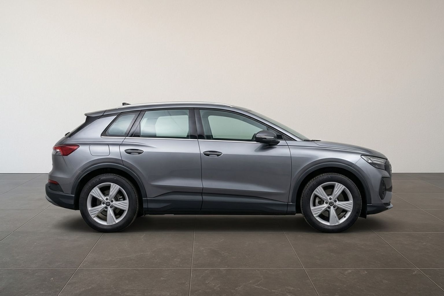 Grå Audi Q4 fra 2022