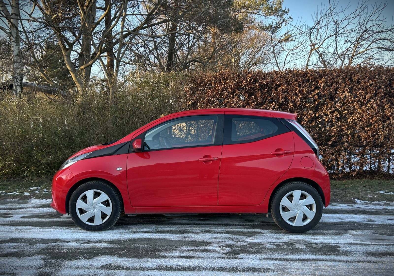 Rød Toyota Aygo fra 2015