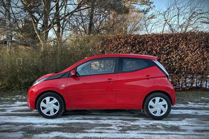 Rød Toyota Aygo fra 2015