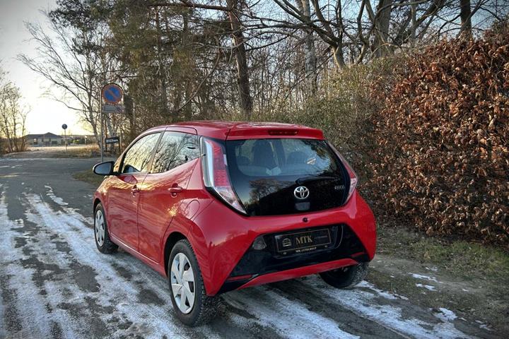 Rød Toyota Aygo fra 2015
