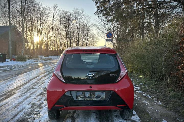 Rød Toyota Aygo fra 2015