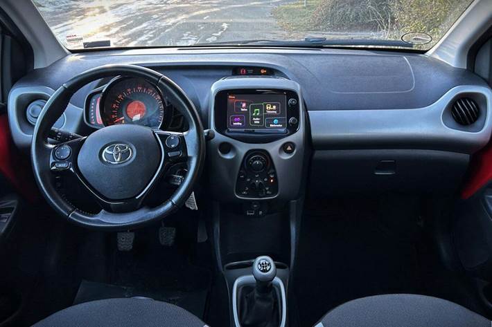 Rød Toyota Aygo fra 2015