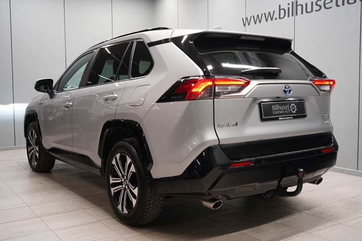 Grå Toyota RAV4 fra 2022