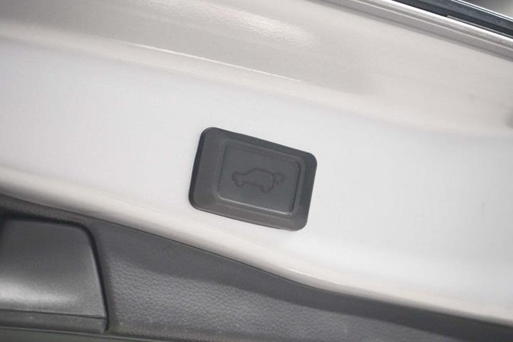 Grå Toyota RAV4 fra 2022