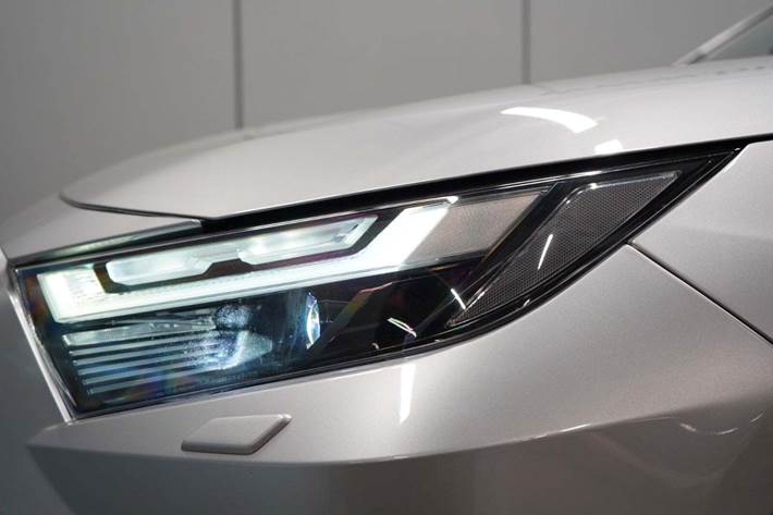 Grå Toyota RAV4 fra 2022