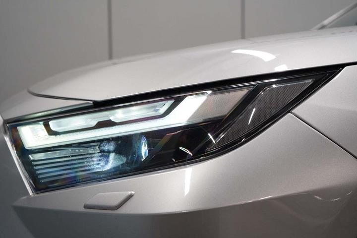 Grå Toyota RAV4 fra 2022
