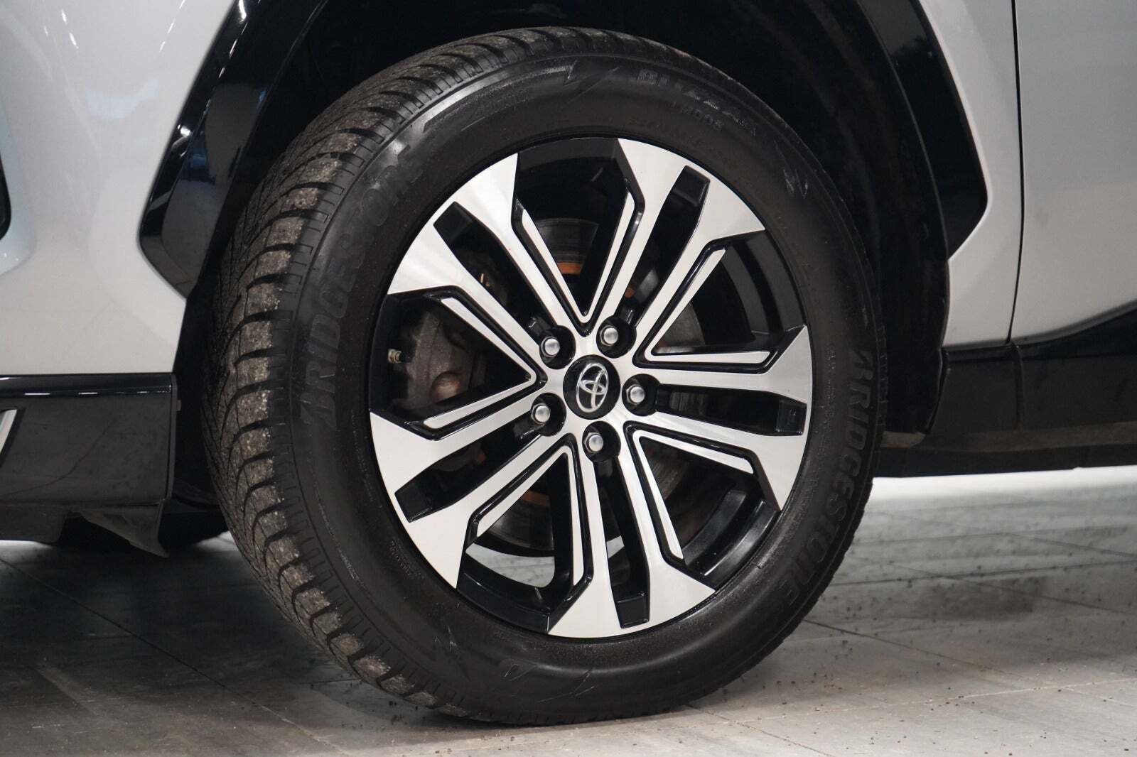 Grå Toyota RAV4 fra 2022