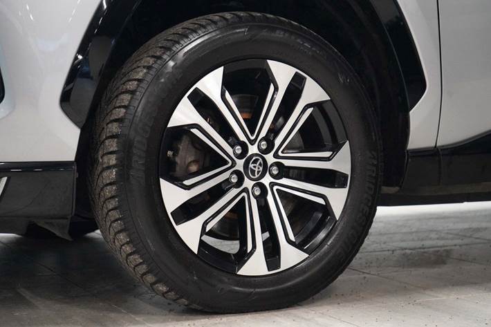 Grå Toyota RAV4 fra 2022