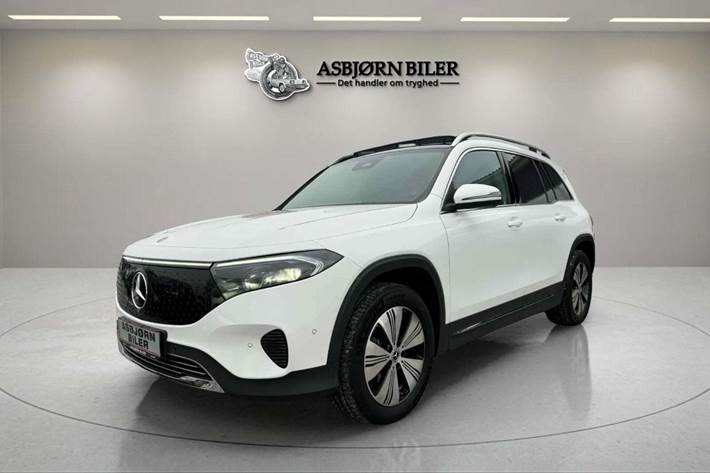 Hvid Mercedes EQB250+ fra 2024 set udefra