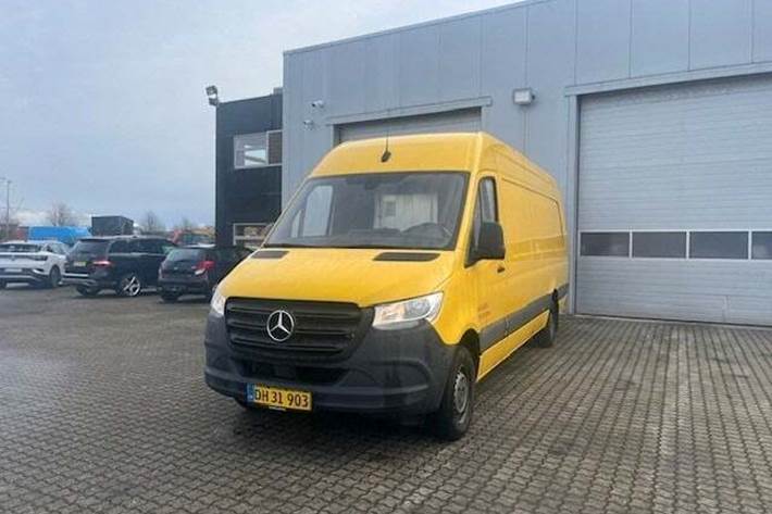 Gul Mercedes Sprinter 317 fra 2022